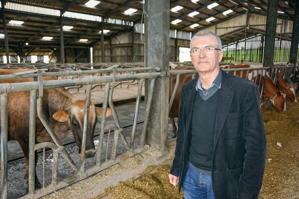 Bernard Lannes, président national de la Coordination rurale, lors de sa visite finistérienne au Cloître-Pleyben, chez Pascal et Bruno Demeuré. - Illustration « Croire en l’export des produits laitiers est suicidaire »