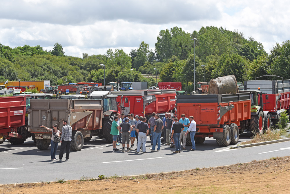 manifestation-agriculteur-crise-porc-lait - Illustration Les actions des éleveurs costarmoricains se multiplient