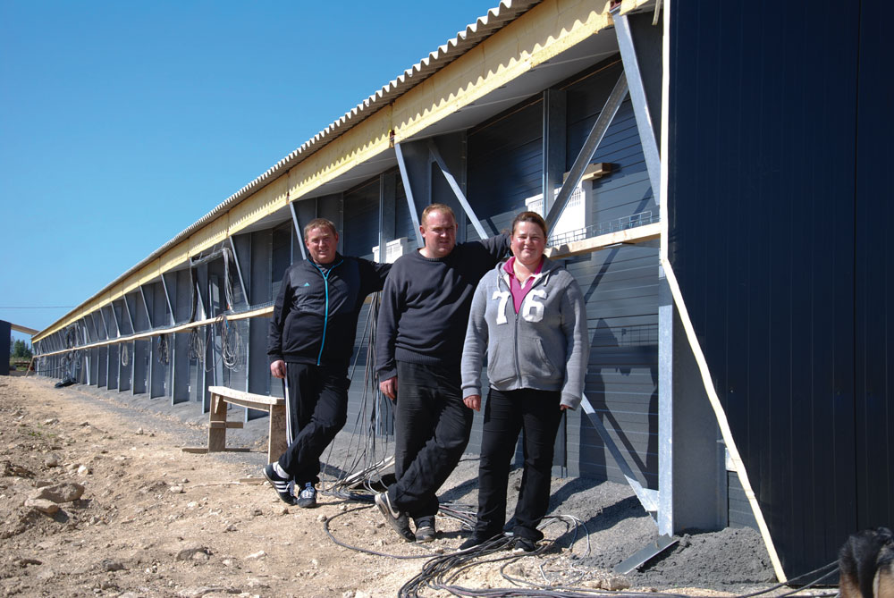 aviculture-patrick-riou-frederic-riou-celine-le-maillot-poulailler - Illustration Aviculture : l’élevage s’agrandit de 4 000 m2