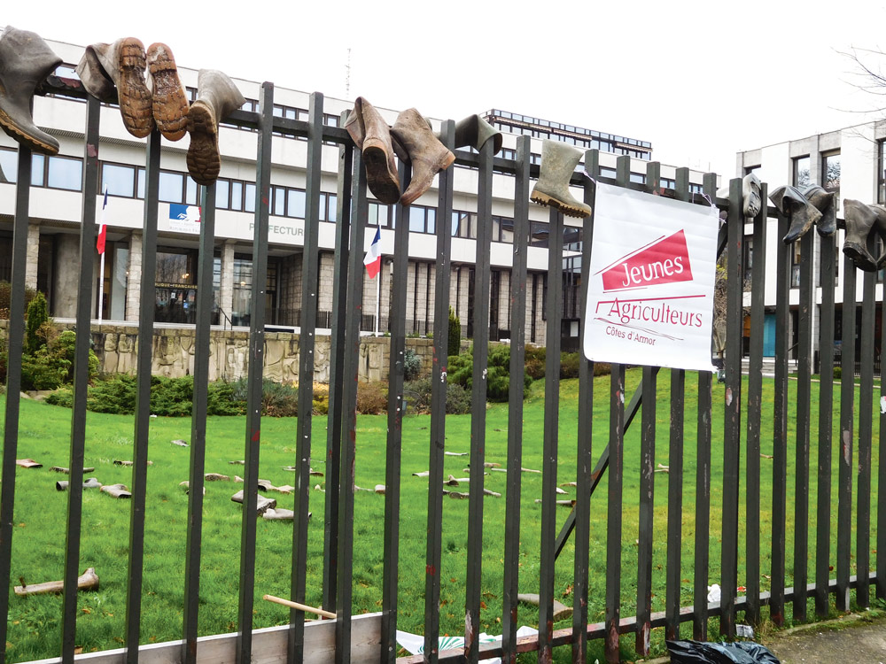 manifestation-fdsea-crise-agricole-prefecture-saint-brieuc - Illustration « Plein les bottes »