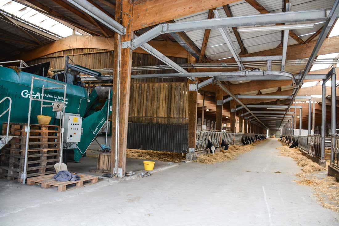 Les 120 m de rails dans le couloir de la stabulation sur lesquels se déplace l’automate. - Illustration Le wagon suspendu alimente vaches et taurillons