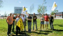 Alors que la FNSEA s’en prend à la laiterie Lactalis à Laval, la Confédération paysanne a manifesté symboliquement devant la nouvelle usine Synutra à Carhaix (29).