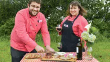 Du « Pâté Coat » étalé sur une tartine ou une tranche de « Cisson sec » accompagnés d’un bon verre de vin. Alexandre et Élodie proposent leurs produits fabriqués et vendus à la ferme. En deux ans leur « Groin de folie » s’est fait un nom dans le Nord-Finistère. Si vous passez par Ploudaniel, aux heures d’ouverture du magasin, n’hésitez pas à faire le détour. L’accueil est à la hauteur des produits : excellent !