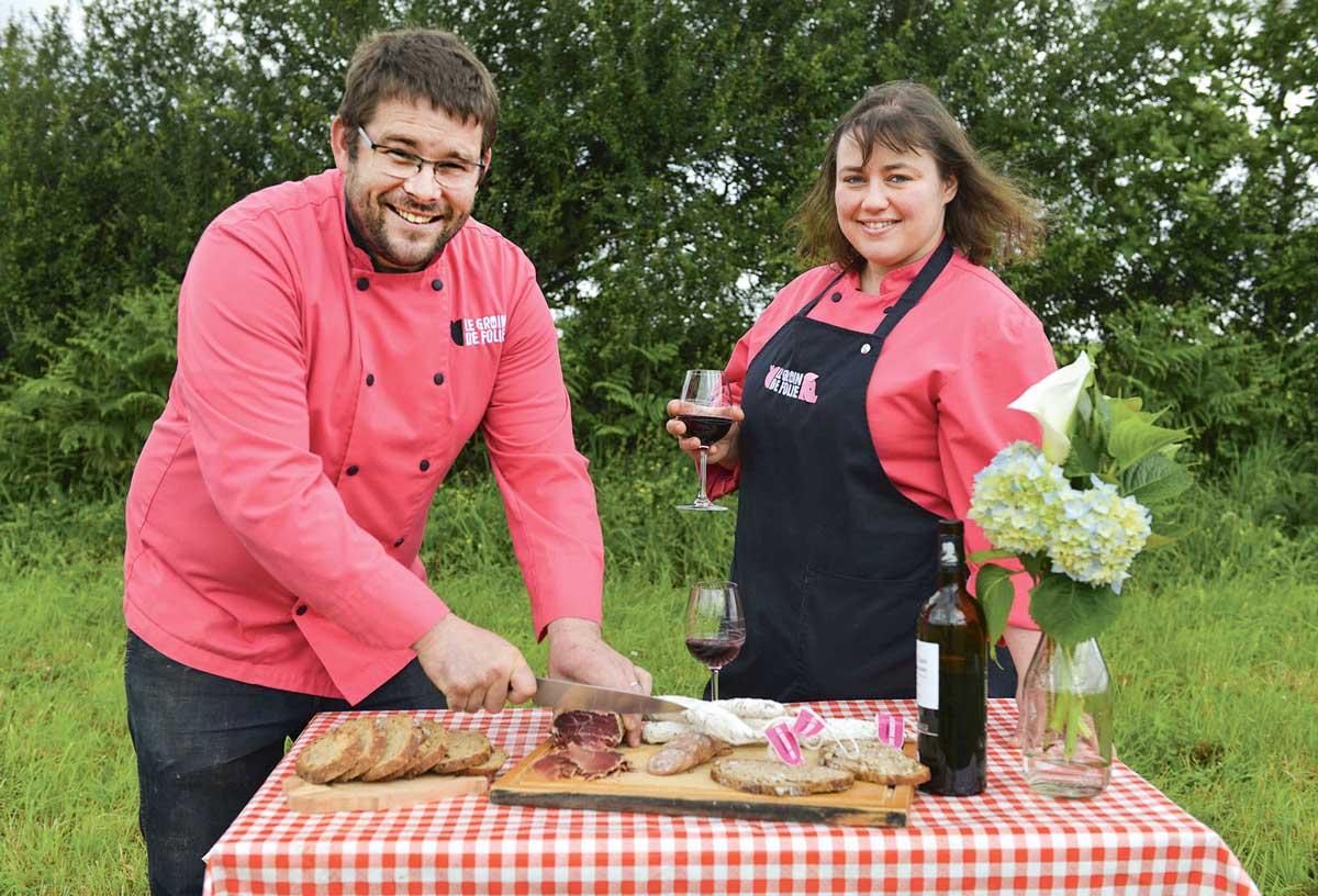 Du « Pâté Coat » étalé sur une tartine ou une tranche de « Cisson sec » accompagnés d’un bon verre de vin. Alexandre et Élodie proposent leurs produits fabriqués et vendus à la ferme. En deux ans leur « Groin de folie » s’est fait un nom dans le Nord-Finistère. Si vous passez par Ploudaniel, aux heures d’ouverture du magasin, n’hésitez pas à faire le détour. L’accueil est à la hauteur des produits : excellent ! - Illustration Le petit «groin de folie» d’Élodie et Alexandre