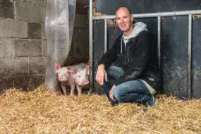 Gilles Le Marchand travaille en porc bio filière longue depuis 2011. Cette année, il a lancé une activité de vente directe de colis via internet (lafermedes3alouettes.bzh).