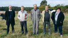 De gauche à droite : Christian Barbier, Laurent Kerlir, Alain Guihard et Geneviève Lamour, de la Chambre d'agriculture chez Marc Le Blanc (au centre), de Monteneuf. Il a réalisé un Dynavenir en 2013 qui lui a permis de réorganiser le travail sur l'exploitation, en adhérent à une Cuma intégrale et d'abandonner un projet d'étable à génisses. Des choix jugés gagnants.