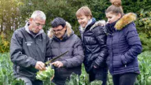 Jean-Luc Moulin en plein cours d’agrobiologie avec les Rodrigues, venus de la région parisienne passer une semaine de vacances à Saint-Malo. « Avant dans toutes les familles, on connaissait un agriculteur : un frère, un oncle, un grand-père… Mais aujourd’hui, cette proximité avec le monde agricole a disparu. Les gens ne savent plus comment cela fonctionne ! », témoigne le maraîcher.