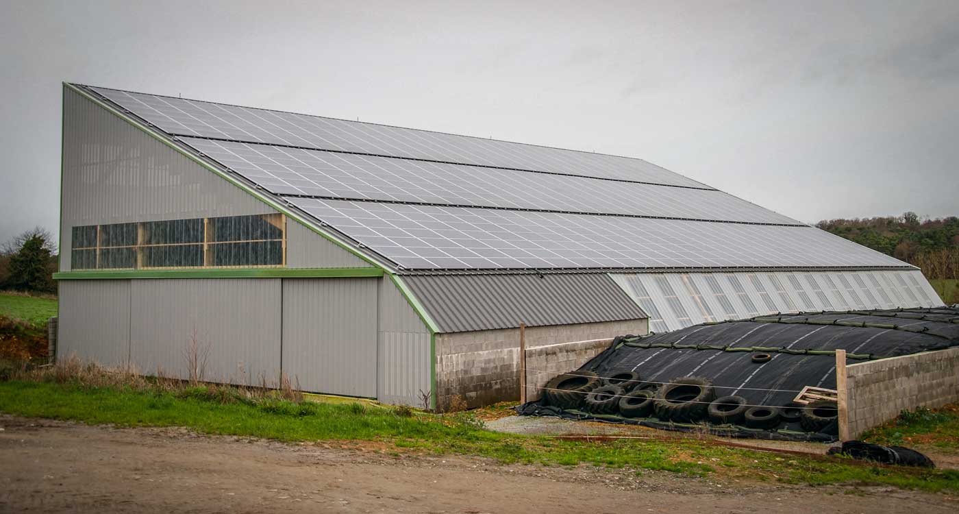 photovoltaique-toit-batiment - Illustration Les installations photovoltaïques gagnent en performance
