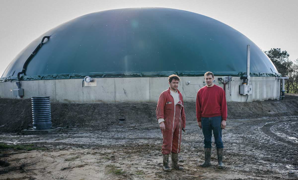 Bruno Calle et Ludovic Jarligant devant la nouvelle fosse de stockage du digestat liquide de 6 000 m3. - Illustration Les effluents des fermes voisines dans le méthaniseur