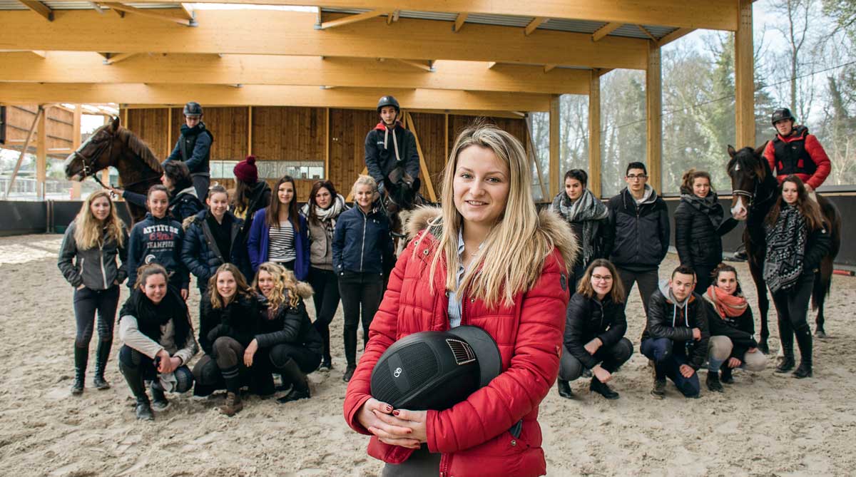 Dans le nouveau manège du lycée de Kernilien, Julie Massey prend la pose avec sa classe de Bac Pro CGEH accompagnée de Stéphane Quéméner, enseignant en techniques équestres. - Illustration Les élèves de Kernilien au Maroc à la découverte du cheval