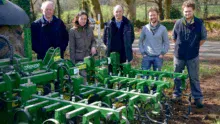 De gauche à droite : Michel Uzenot, Pauline Bellay, Lycée du Gros Chêne, Pierre Le Corre, Étienne Richard, adhérents de la Cuma et Maxime Jego, chauffeur, devant la bineuse Garford à guidage Robocrop.