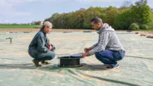 Accompagnée par Gurvan Talvas, conseiller Cultivert, Stéphanie Realland a fait le choix d’une citerne souple de 1 000 m3 pour stocker les effluents de ses veaux.