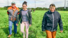 André, Isabelle Ganne et leur fille Éloïse, en formation agricole, font évoluer leur système fourrager de l’exploitation familiale vers un système herbager.