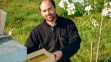 Mathieu Audo présente la production de pollen frais de l'une des ruches, à Saint-Jean Brévelay (56).