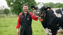 Samuel Morin et Ibiza s’apprêtent à fouler le rng du concours régional Prim’Holstein ce samedi au salon des Terralies à Saint-Brieuc.