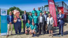 Les Jeunes Agriculteurs (en vert) : Cédrick Le Badezet, Clément Le Turnier, Thomas Guégan, Gurvan Le Guehennec, Frédéric Stephan, Nicolas Chevalier, avec des élus locaux.