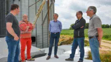 De gauche à droite : Gwenaël Le Palud, Loïc Le Dortze (matériel élevage), Olivier Allain (vice-président de la Région), Joël Le Borgne (Vitalac) et Jean-Paul Josso (Maçonnerie du Loch) devant la nouvelle fosse de réception qui a bénéficié des aides PCAEA.