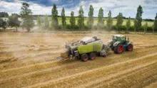 Presse Claas Quadrant 5300 FC, tractée par un Fendt 933 vario