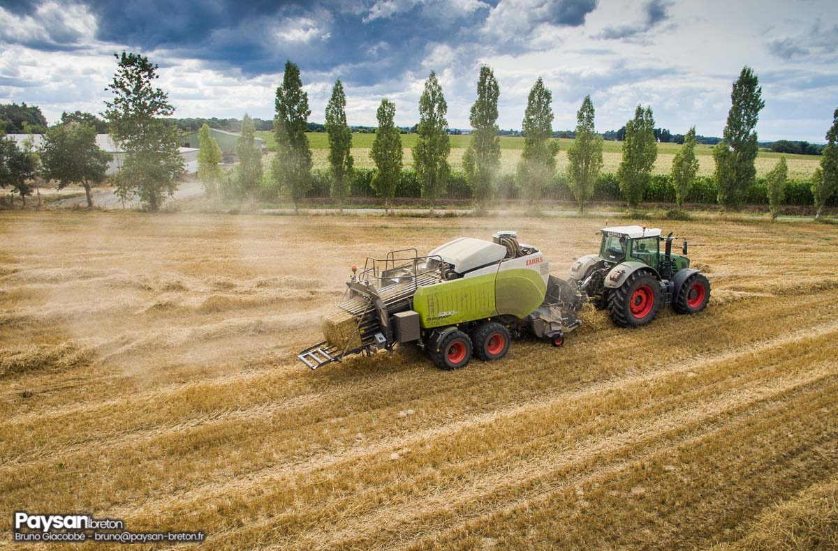 Presse Claas Quadrant 5300 FC, tractée par un Fendt 933 vario - Illustration Avec la Claas Quadrant, votre paille, vous la voulez coupée ou broyée ?