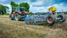 La masse imposante du Rubin 9 de chez Lemken lui permet de bien pénétrer, même dans des sols compactés.