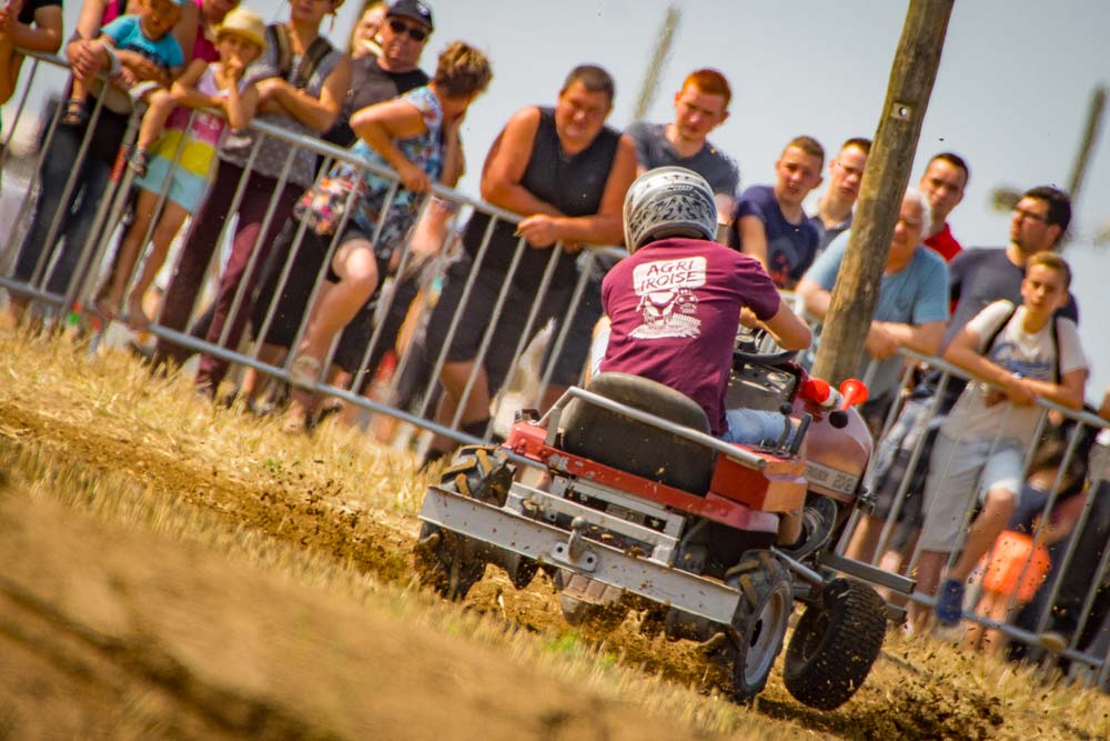 tracteur-tondeuse-cross - Illustration Tracteur tondeuse cross à Terre Attitude 2017