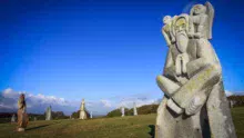 Située sur la commune costarmoricaine de Carnoët, la Vallée des Saints compte aujourd’hui 90 statues monumentales de saints bretons. Chacune d’entre elles revient à 15 000 euros avant réductions fiscales. Le financement du projet est entièrement assuré par le mécénat des entreprises et les dons de particuliers.