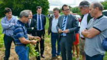 Le préfet Yves Le Breton est venu à la rencontre des producteurs de coco la semaine dernière.