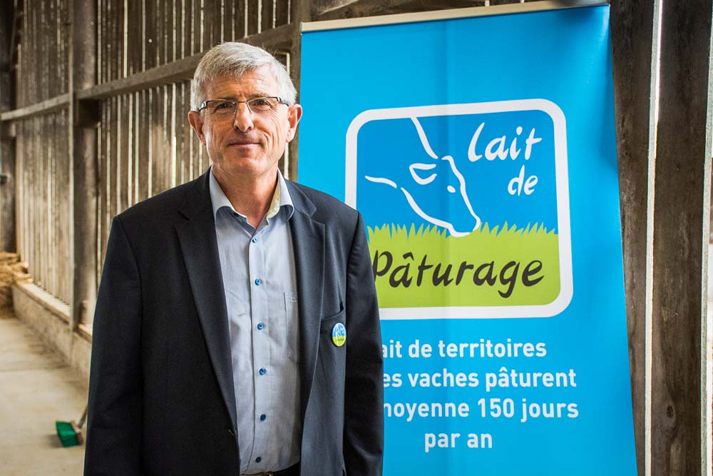 Marcel Denieul, président de l’association Lait de pâturage, dévoile le nouveau logo. - Illustration Le lait de pâturage bientôt certifié