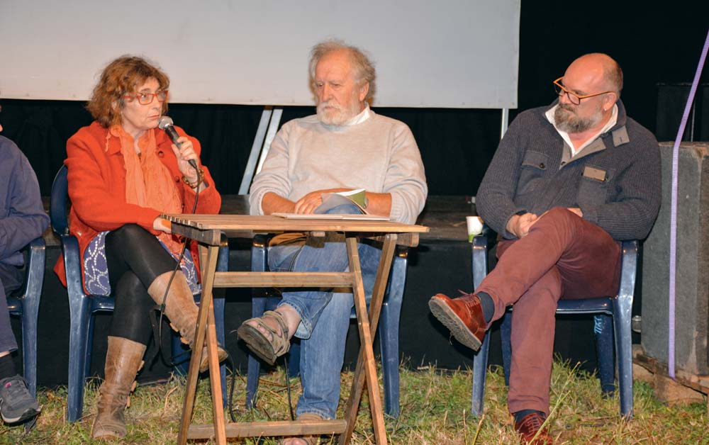 Evelyne Le Normand, agricultrice, René Louail, représentant du monde associatif et Xavier Hamon, cuisinier (Slow food), lors d'un débat « Fermes d'avenir » la semaine dernière à Questembert. - Illustration Construire du lien entre la société et les agriculteurs