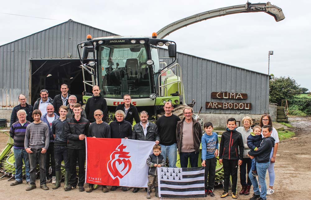 Une partie des éleveurs du groupe maïs de la Cuma Ar Bodou à Plouzané devant l’ensileuse en fin de saison. - Illustration L’ensileuse en Intercuma récolte 900 ha par an