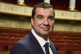 Le député Modem Richard Ramos, porteur de ce texte signé par des parlementaires de tous bords, regrette que l'adoption du texte soit retardée.