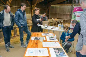 Des ateliers techniques ont permis de rappeler les gestes à maîtriser autour de la mise bas. L’occasion pour les éleveurs, comme ici Nadia Piron avec François Guillaume, vétérinaire à GDS Bretagne, d’aller de la théorie à la pratique.