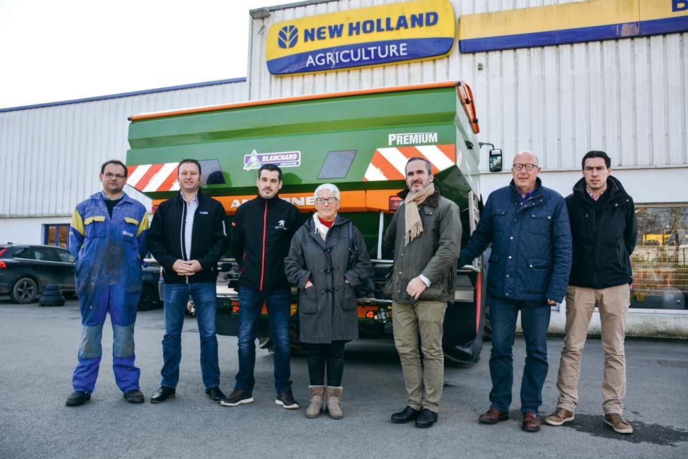 Jean-françois Barre, technicien SAV Blanchard ; Mickaël Joly, commercial Blanchard ; Rodolphe et Yvette Flého, ETA Flého à Ménéac ; Florent Guilleman, directeur général Amazone France ; Pierrick Quéro, directeur Blanchard 22/56 ; Jérôme Le Meur, commercial Amazone en Bretagne. - Illustration Un épandeur d’engrais prêté pendant un an