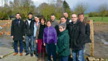 Les premiers éleveurs de poulets de Janzé bio devant le parcours des volailles d’Annie et Yves Colleu, éleveurs à Piré-Sur-Seiche (35).