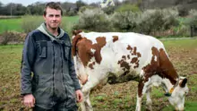 Après avoir travaillé comme salarié au sein d'exploitations et d'entreprises de travaux agricoles, Fabrice Marchadour s'est installé sur une ferme laitière, à Plomodiern.