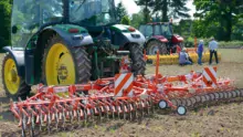 Roto-étrille en démonstration mardi dernier dans une parcelle du lycée de Kerlebost, à Pontivy. Celle du constructeur APV (au second plan) coûte 14 800 € HT.