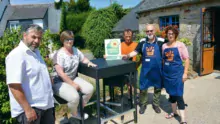 Mireille et Alain Scarella (à droite) préparent un repas qui sera servi à l’issue du marché à la ferme.