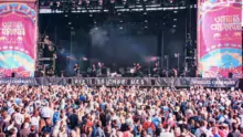 Avec quelque 280 000 spectateurs, les Vieilles Charrues ont une nouvelle fois fait le plein.