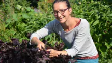 Hélène Deniaud-Powell dans son jardin.