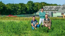 Fabrice Charles, éleveur à Quessoy et administrateur du Cédapa, et Elisa Dubois, animatrice au Gab 22, accompagnent Denis Guernion, associé du Gaec de la Ville Volette dans la préparation de la porte ouverte du jeudi 6 septembre.