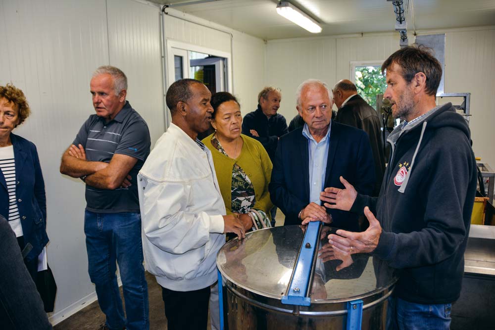 Étienne Mahatsanga a pu visiter les locaux de fabrication de miel de Chantal et de Raymond Émeillat. - Illustration “On a soif dans la pirogue”