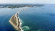 Le Sillon de Talbert est un cordon à pointe libre, ancré à la terre.