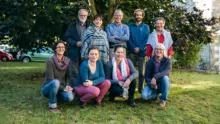 Représentant diverses organisations agricoles et solidaires, l’équipe organisatrice d’AlimenTerre prend la pose dans le jardin du Résia à Saint-Brieuc.