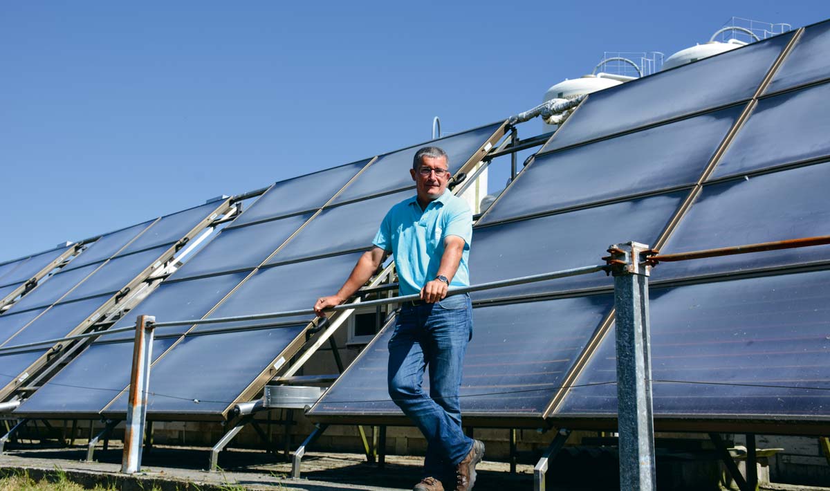 Christian Merret, éleveur de veaux de boucherie à Henvic (29) devant ses panneaux solaires thermiques. - Illustration En quête d’économies d’énergie en veaux de boucherie
