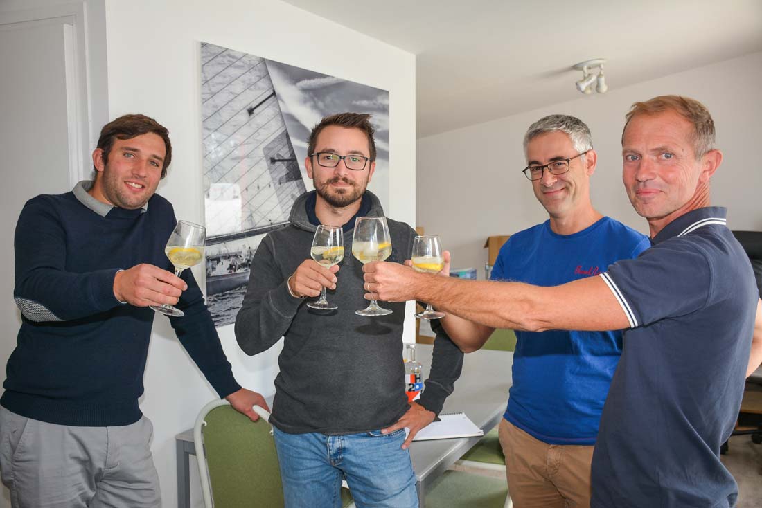 Henri Goldschmidt, Bertrand Patin, Yves Gambart de Lignières (collaborateur) et Bertrand de Lantivy. - Illustration Un gin au caractère marin