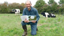 « Observer ce qui se passe autour de moi est devenu une seconde nature », avoue Éric Favre. Le résultat est très réussi, avec un livre de chroniques naturalistes magnifiquement illustrées par plus de 200 photos.