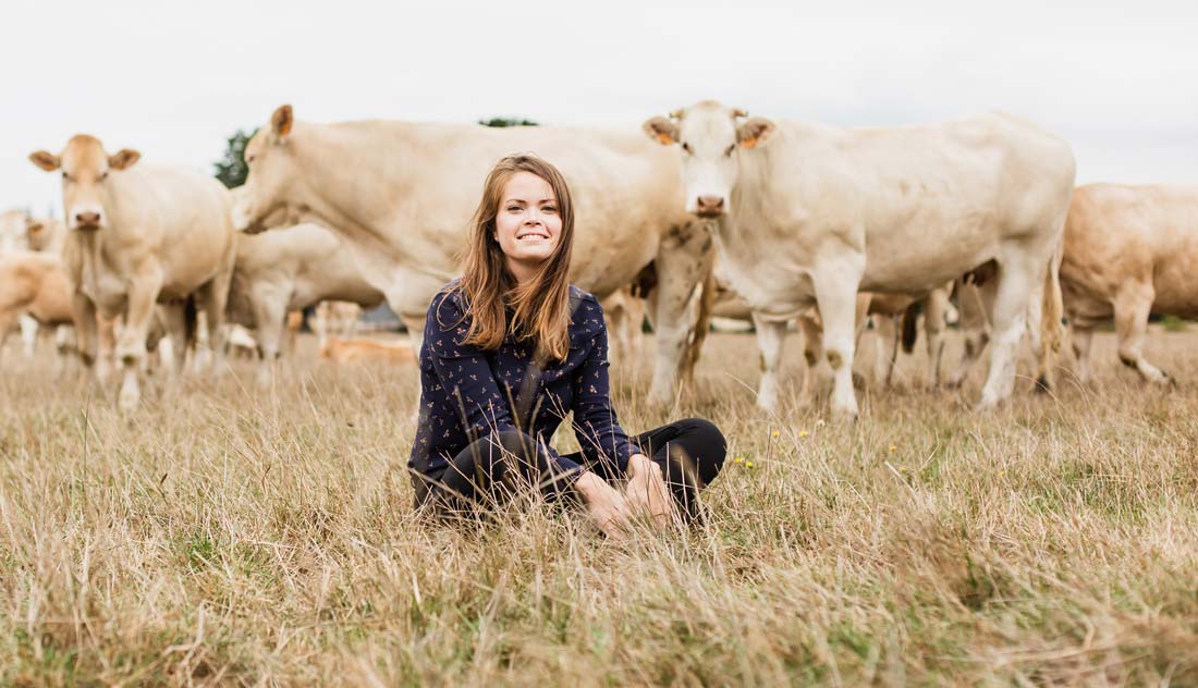 Caroline Voland-Goumon a bénéficié d’un prêt d’honneur de 50 000 € pour son projet d’élevage en Blonde d’Aquitaine (crédit photo DR). - Illustration En deux ans, 61 prêts d’honneur attribués