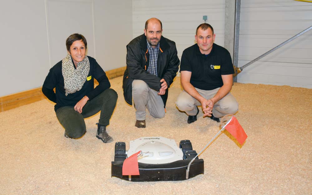 Yanne Courcoux, directrice et co-fondatrice de Tibot Technologies ; Nicolas Blezo, aviculteur au Fœil ; Benoît Savary, éleveur et co-fondateur de la société. - Illustration Le robot, nouvel assistant de l’aviculteur