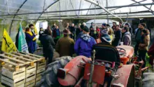 À Tréméreuc, les manifestants se sont rassemblés sur une exploitation maraîchère voisine d’un projet de 10 000 m2 de serres de tomates chauffées.