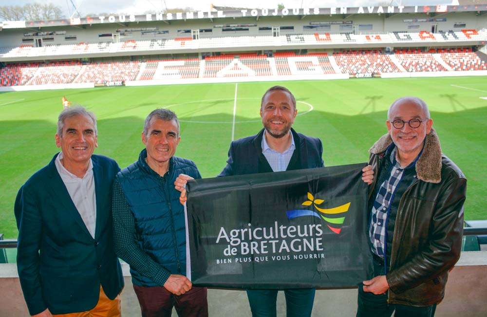 Jean-Paul Le Métayer, Gilles Bars, Bertrand Desplat, Marc Janvier dans le stade du Roudourou à Guingamp. - Illustration Les paysans vont pousser Guingamp vers la victoire